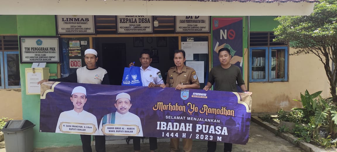 KAUM MESJID AL-FALAH DAPATKAN BANTUAN PAKET RAMADHAN OLEH BADAN AMIL ZAKAT NASIONAL KABUPATEN BANJAR